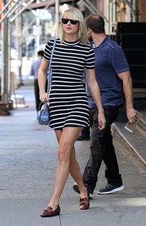 街拍花臂网红吃瓜,潮流与美食的完美邂逅